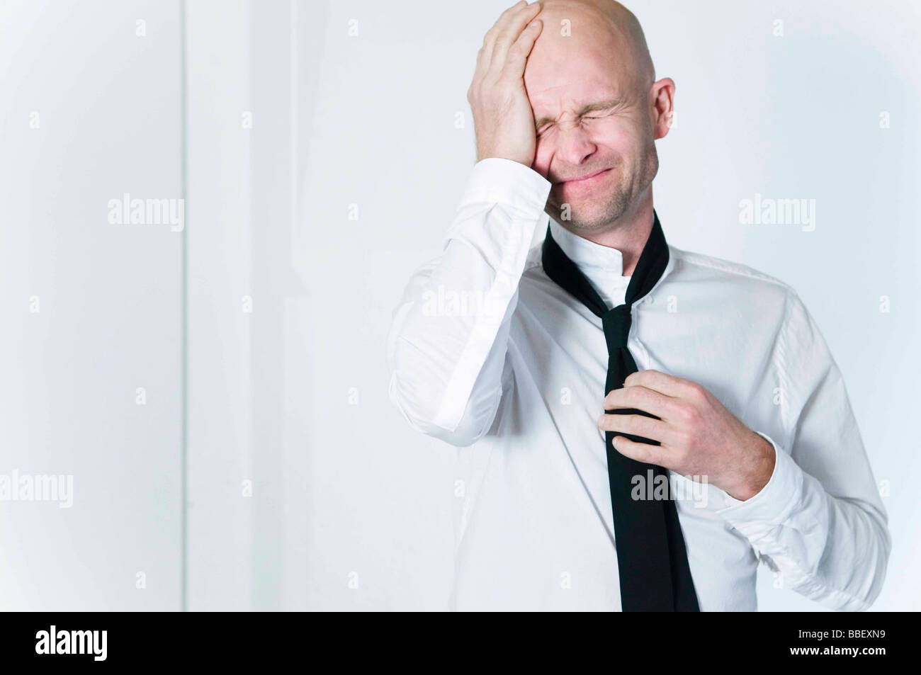 Imprenditore allentando la cravatta Foto Stock