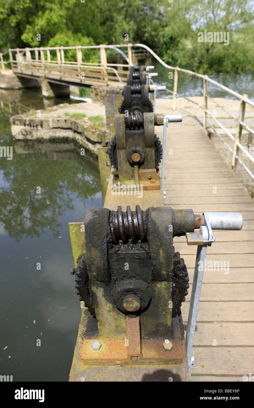 L'acqua cancelli e ingranaggio di avvolgimento della diga artificiale che reindirizza l'acqua a Sturminster Newton Dorset mulino ad acqua Foto Stock