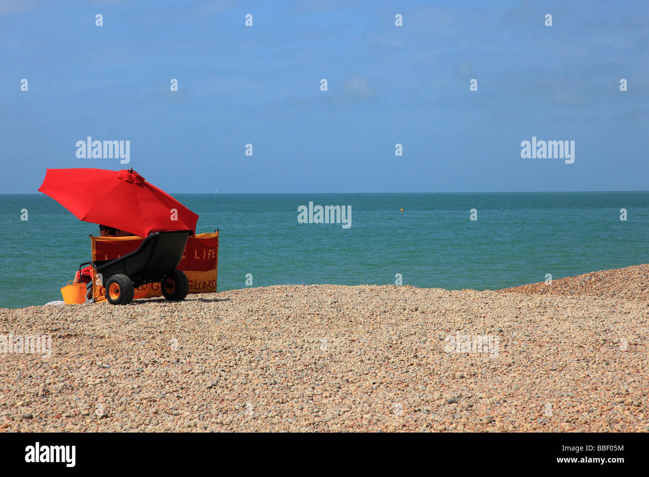 Life Guard stand con ombrellone sulla spiaggia di Seaford East Sussex Regno Unito Foto Stock