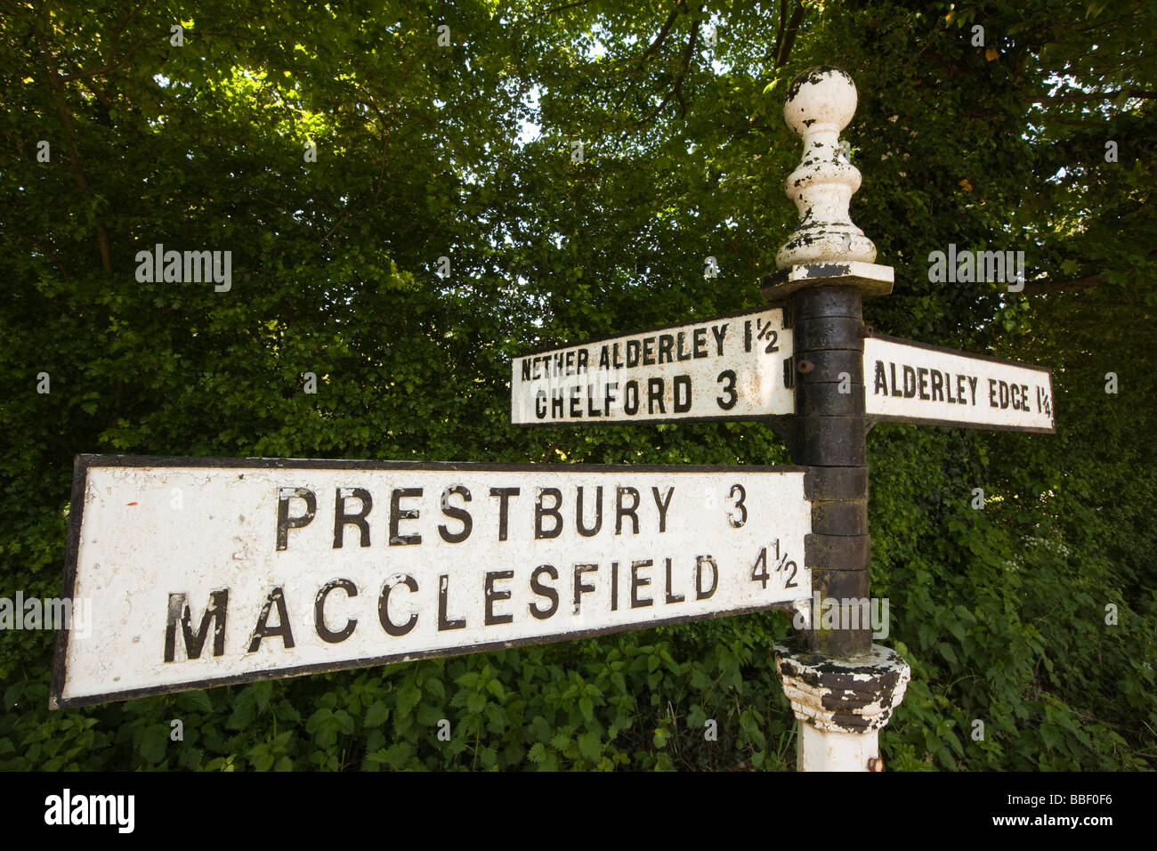 Regno Unito Inghilterra Cheshire Alderley Edge vecchio consiglio di contea di ghisa verniciata cartello stradale Foto Stock