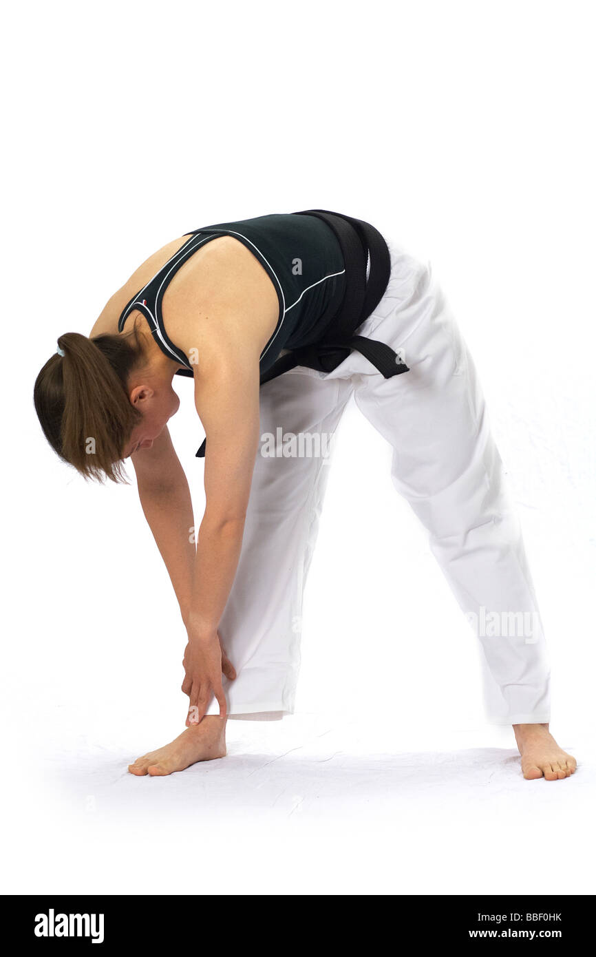 Una donna che indossa le arti marziali abbigliamento esercizio Foto Stock