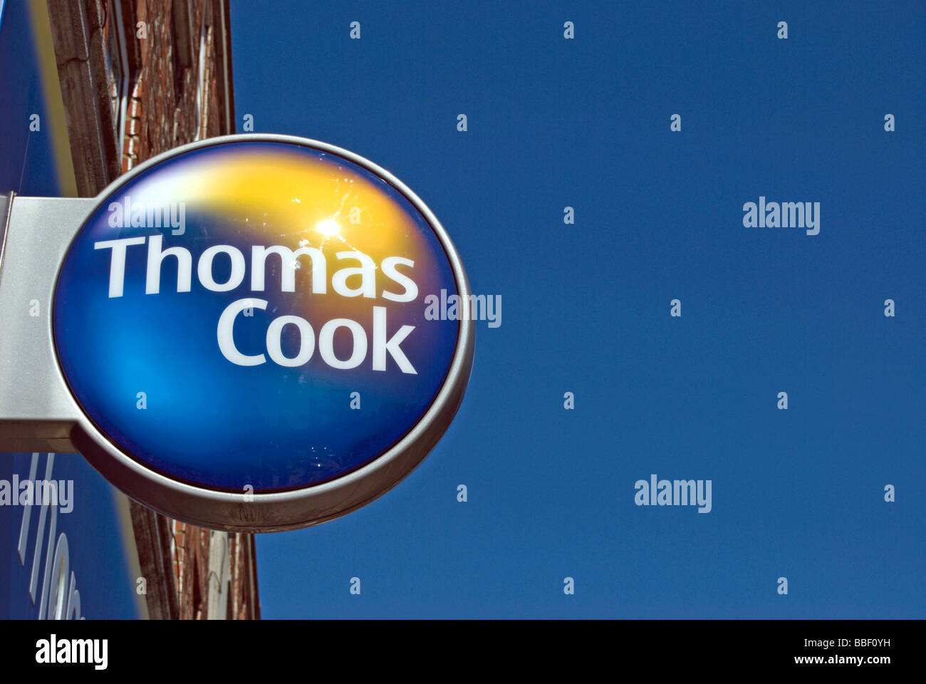 Thomas Cook firmare visto contro un cielo blu al di fuori di una filiale britannica della società di viaggi Foto Stock