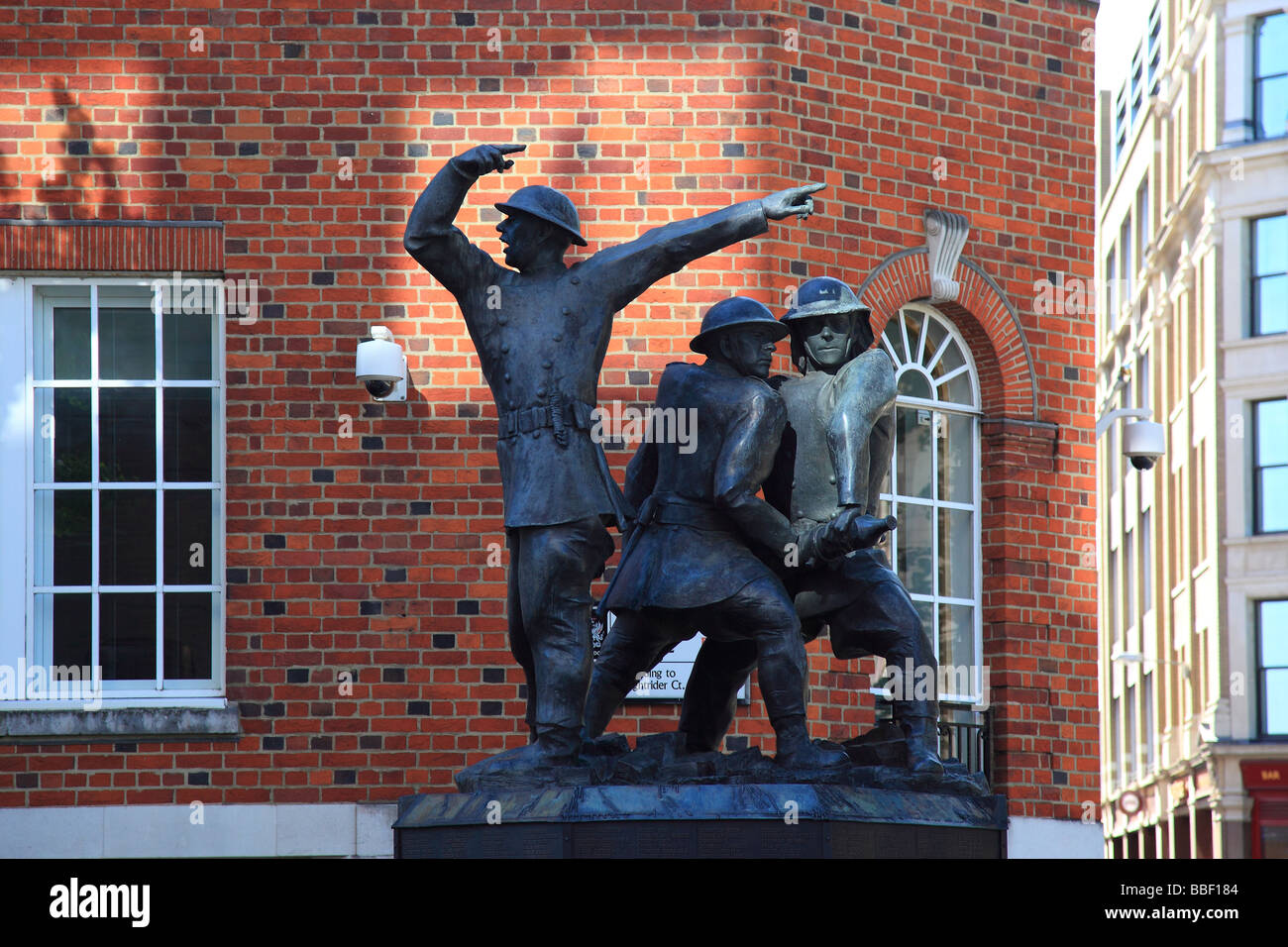 Vigili del fuoco National Memorial fuori Cattedrale di San Paolo a Londra City of London Inghilterra England Foto Stock