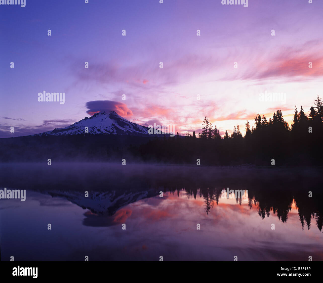 Sunrise a Mt cofano da Trillium Lago con cloud lenticolare nel corso del vertice di monte Cofano Foresta Nazionale di Oregon Foto Stock