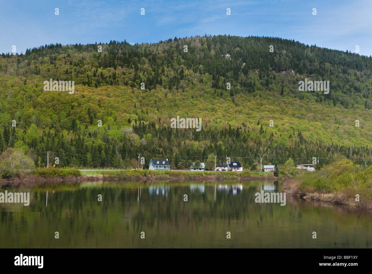 Una fila di case frontiera la riviere Jacques Cartier fiume nella piccola cittadina di Stoneham et Tewkesbury in Quebec, Canada Foto Stock