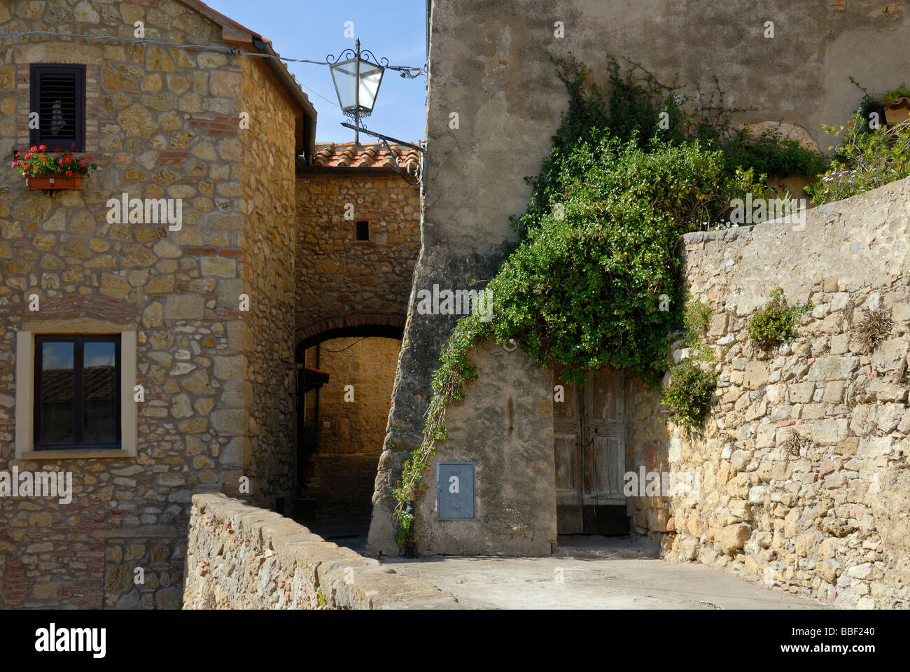 Toscana (Toscana) Italia - antica pietra edificio con vista della città medievale di Casale Marittimo Foto Stock