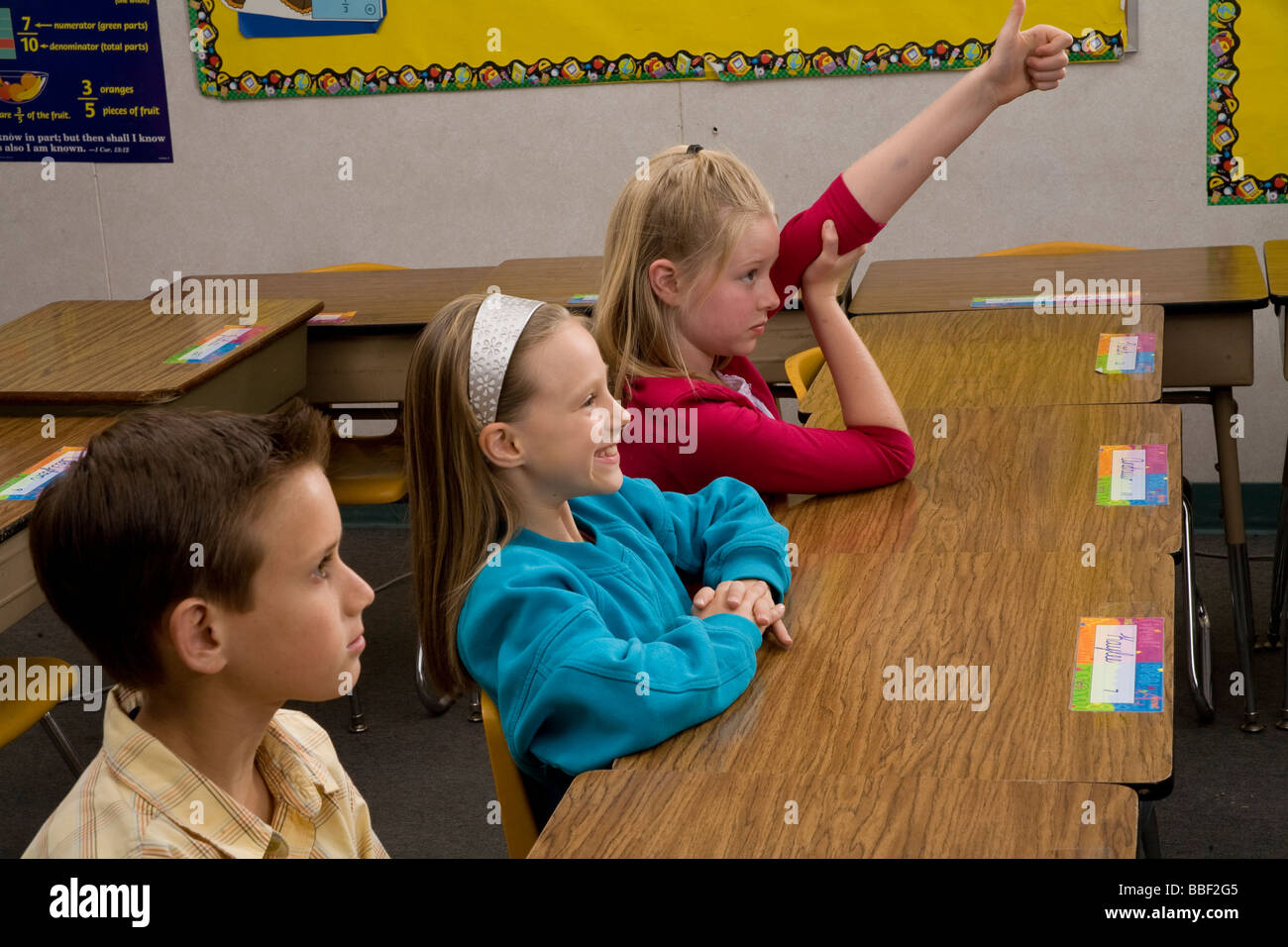 Multi inter diversità razziale razziale multiculturale interracial culturale ragazza alzando la mano 8 9 anno Olds signor ©Myrleen Pearson Foto Stock