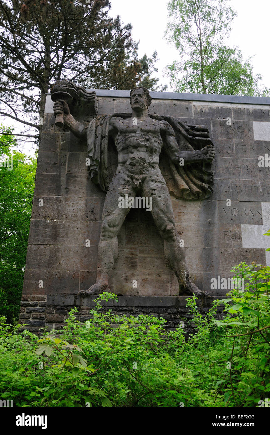 Statua nazista di origine germanica torchbearer, Vogelsang training college, Germania Foto Stock