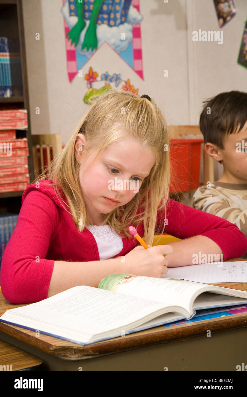 Giovane Bambini ragazza 8-9 anni di lettura legge studiare in aula Stati Uniti signor © Myrleen Pearson Foto Stock