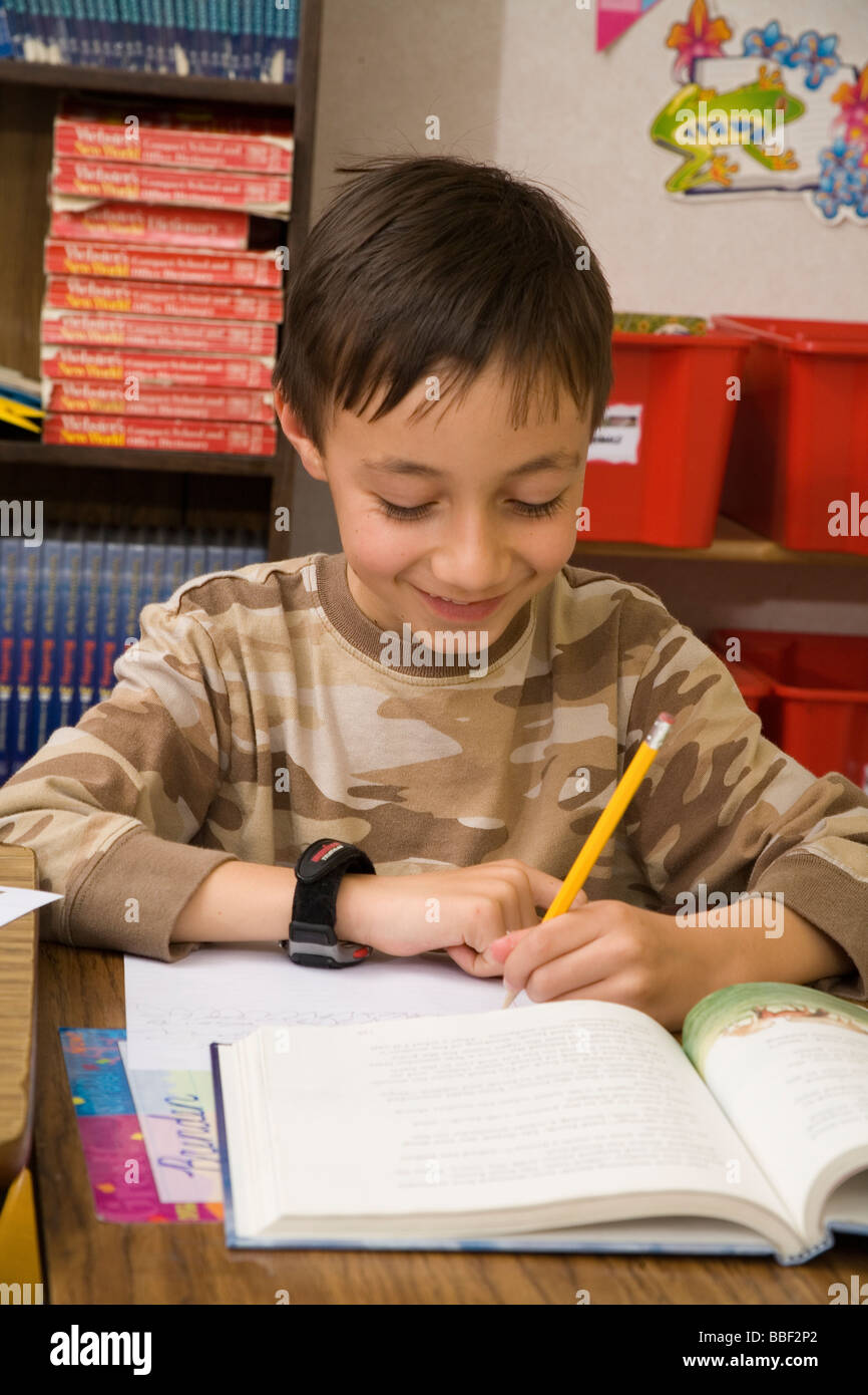 Mancino mano Boy 8-9 anno Olds Stati Uniti studiare in aula signor © Myrleen Pearson Foto Stock