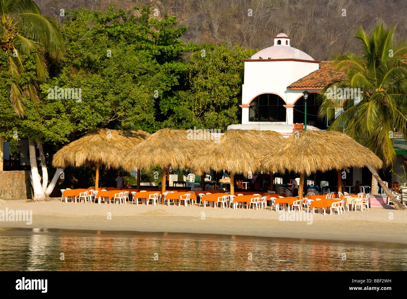 Santa Cruz Beach, Huatulco, Stato di Oaxaca, Messico; Waterfront cafè sulla spiaggia Foto Stock