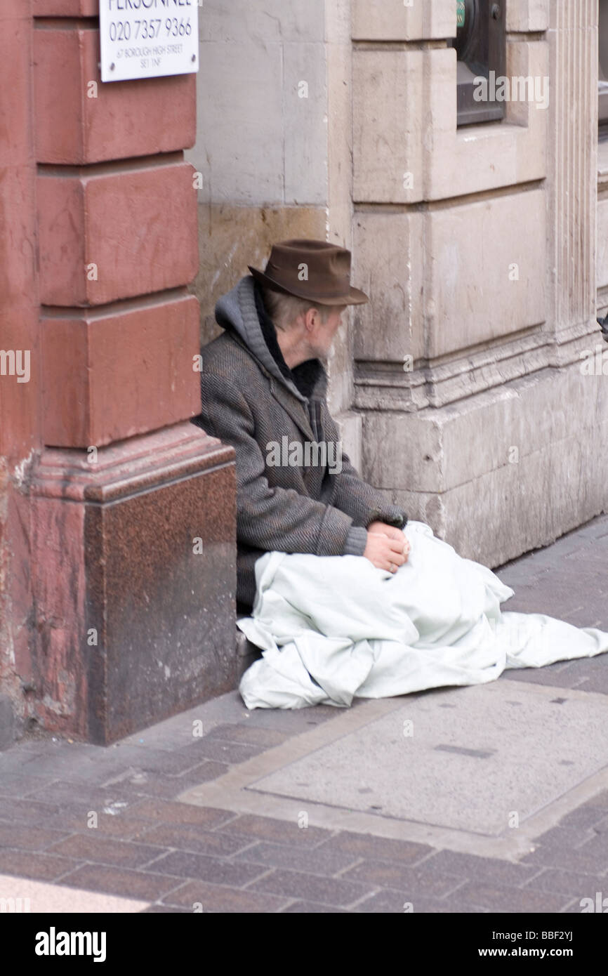 Un senzatetto per le strade di Londra. Foto Stock