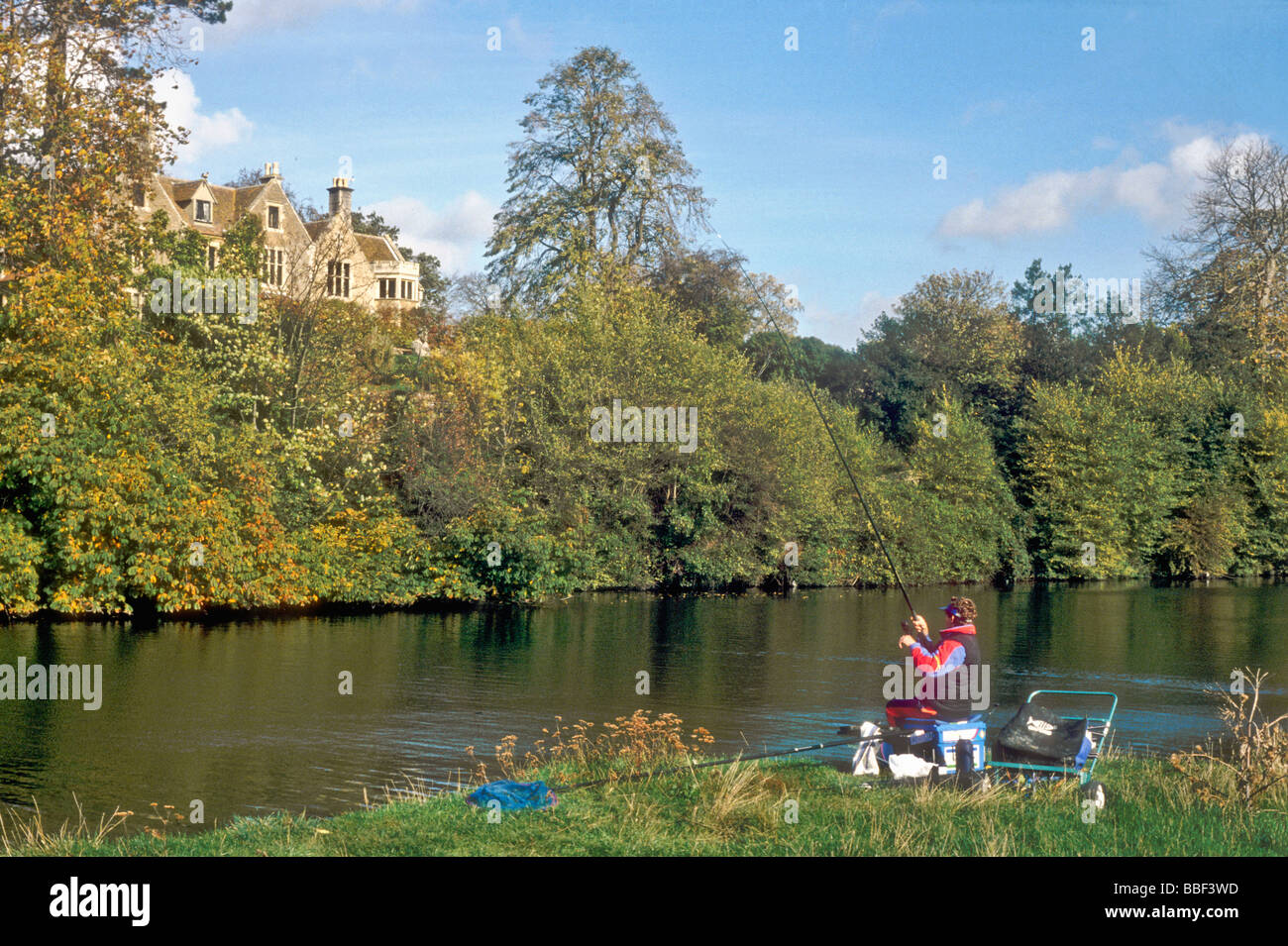 Pesca sul Fiume Tamigi presso la Clifton Hampden in Oxfordshire England Regno Unito Foto Stock