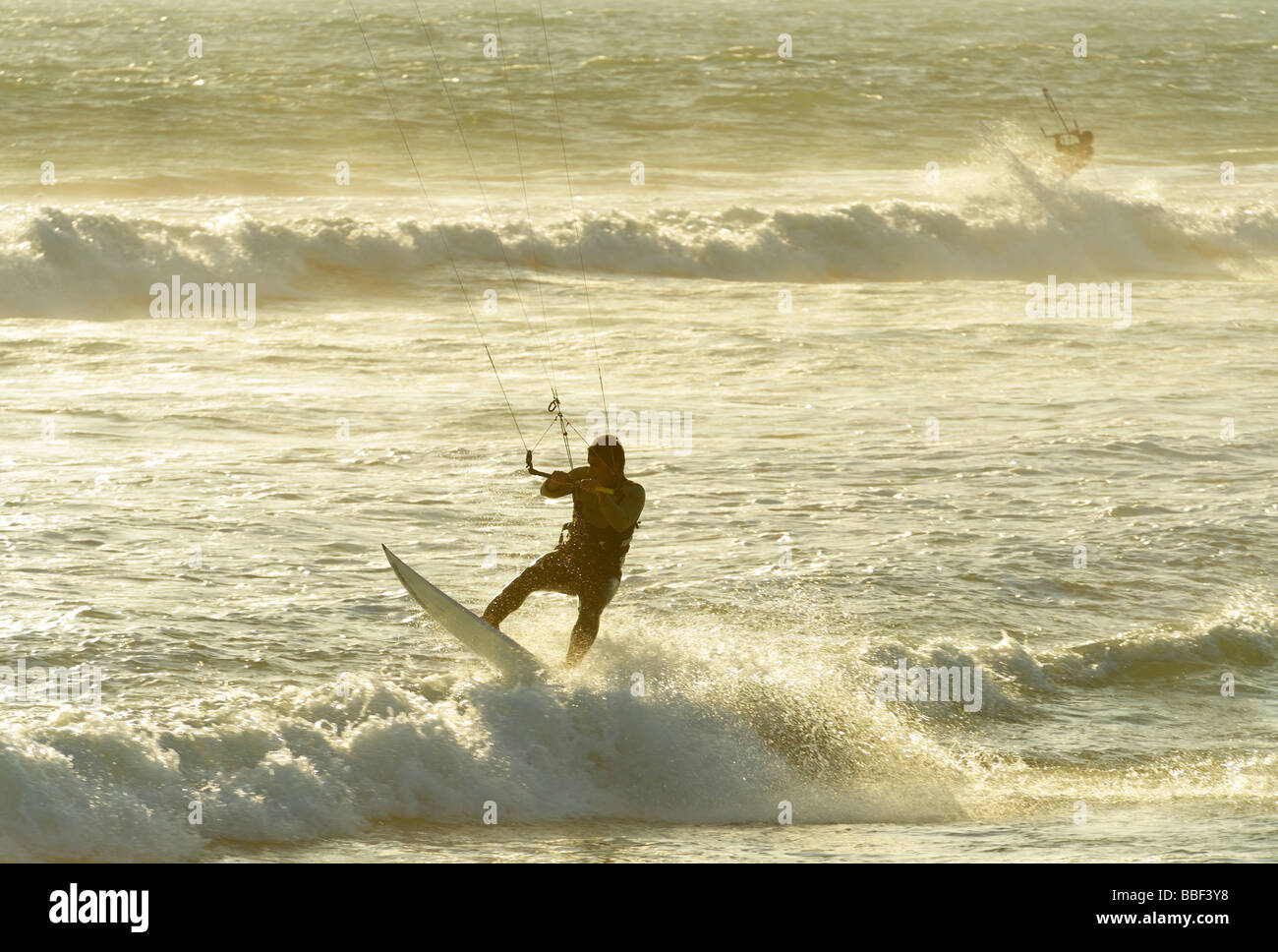 Kite surf al tramonto, Huntington Beach Waterfront CA Foto Stock