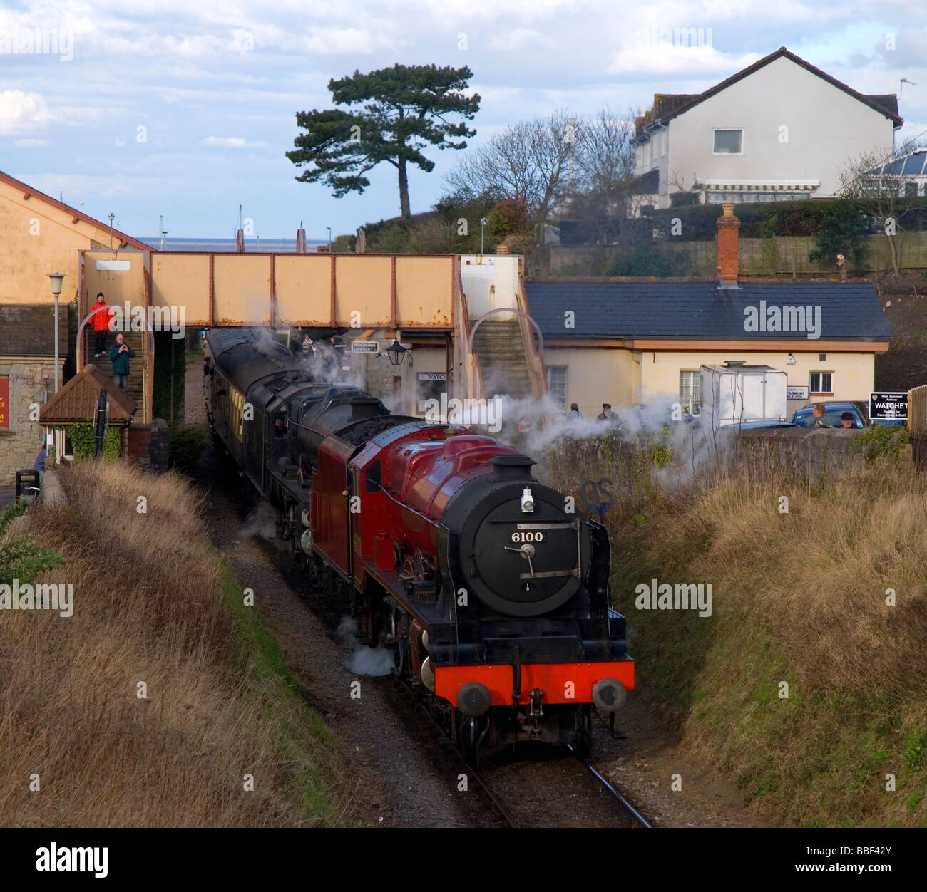 Treno a vapore lasciando Watchet stazione sul West Somerset Railway. Foto Stock