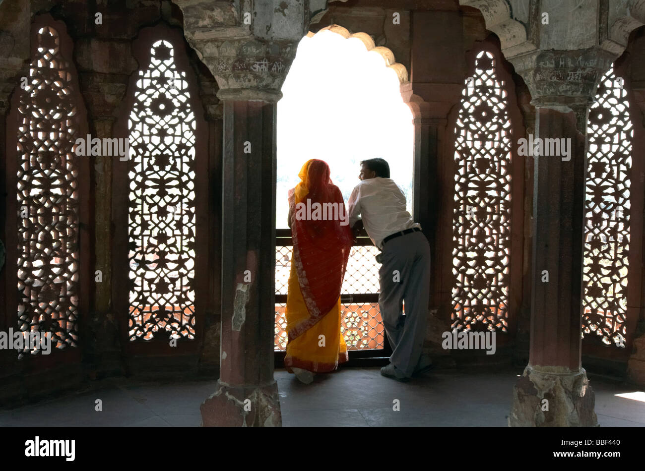 Giovani indiani giovane guardando fuori del palazzo all'interno di Agra Fort Agra Uttar Pradesh, India Foto Stock