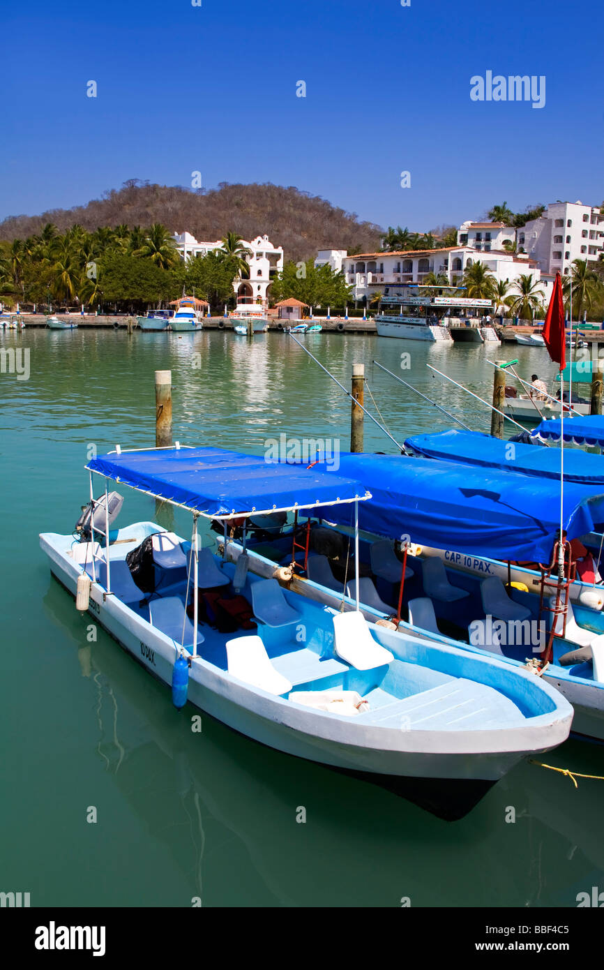 Santa Cruz porta, Bahias de Huatulco, Stato di Oaxaca, Messico; barche in marina Foto Stock