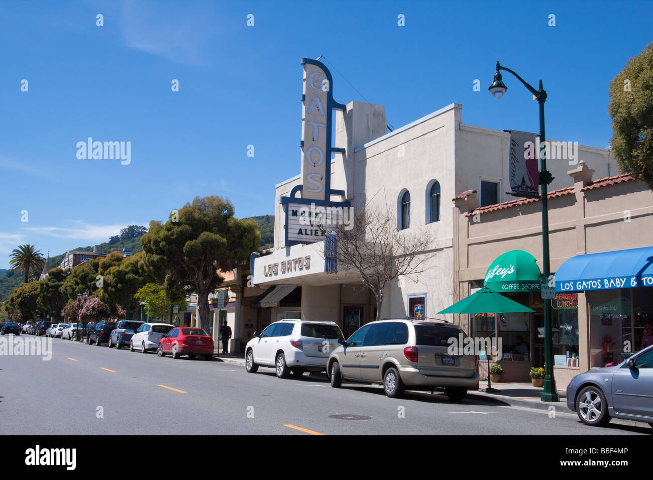 Scena di strada sulla via principale del centro cittadino di Los Gatos California con vecchio stile di architettura del teatro Foto Stock
