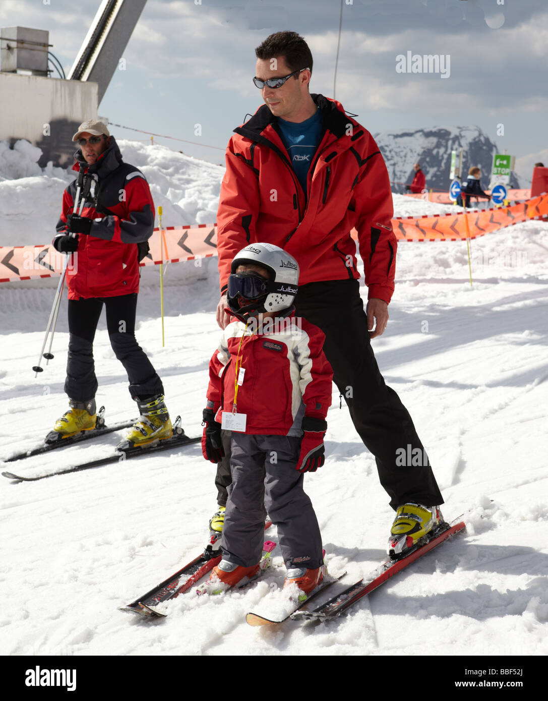 Il padre e il Figlio lo sci nella zona di Chamonix Alpi Francesi Francia Europa Foto Stock