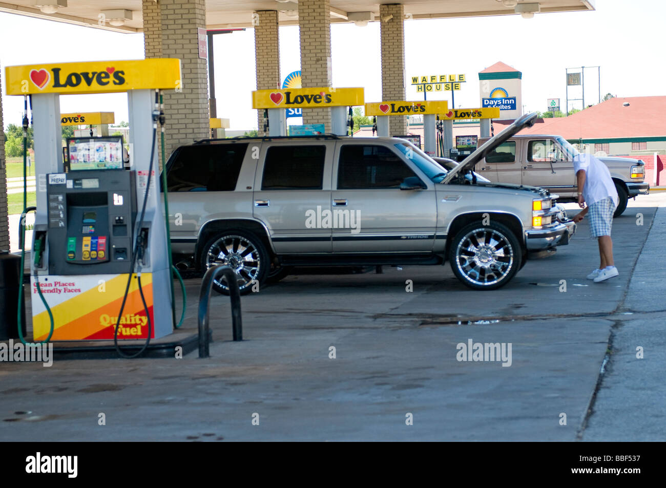 Un cliente di amore del paese Store, una famosa catena di convenience store nella città di Oklahoma, Oklahoma, Stati Uniti d'America, la vendita di generi alimentari, fast food e benzina. Foto Stock