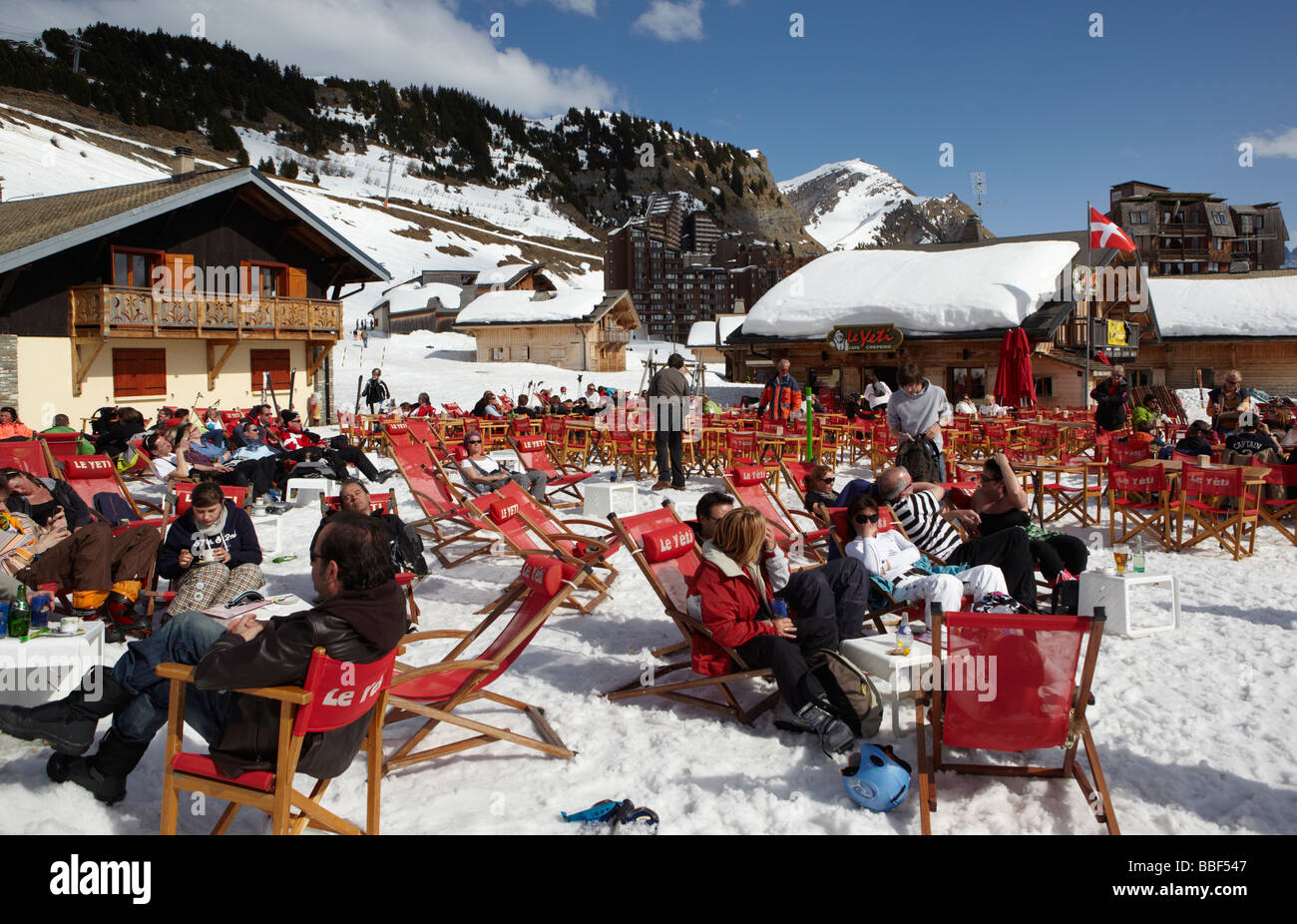 Cafe in Morzine zona sciistica delle Alpi Francesi Francia Europa Foto Stock