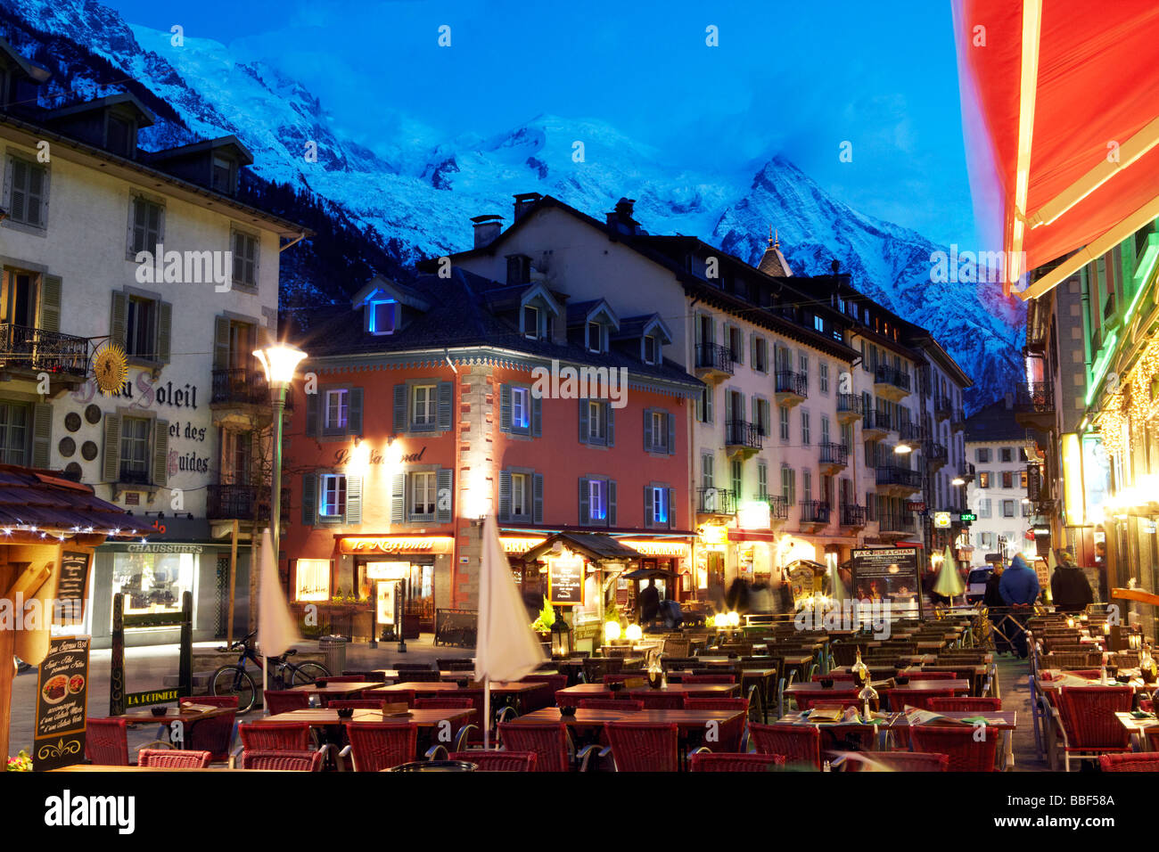 Chamonix città di sera le Alpi francesi Francia Europa Foto Stock