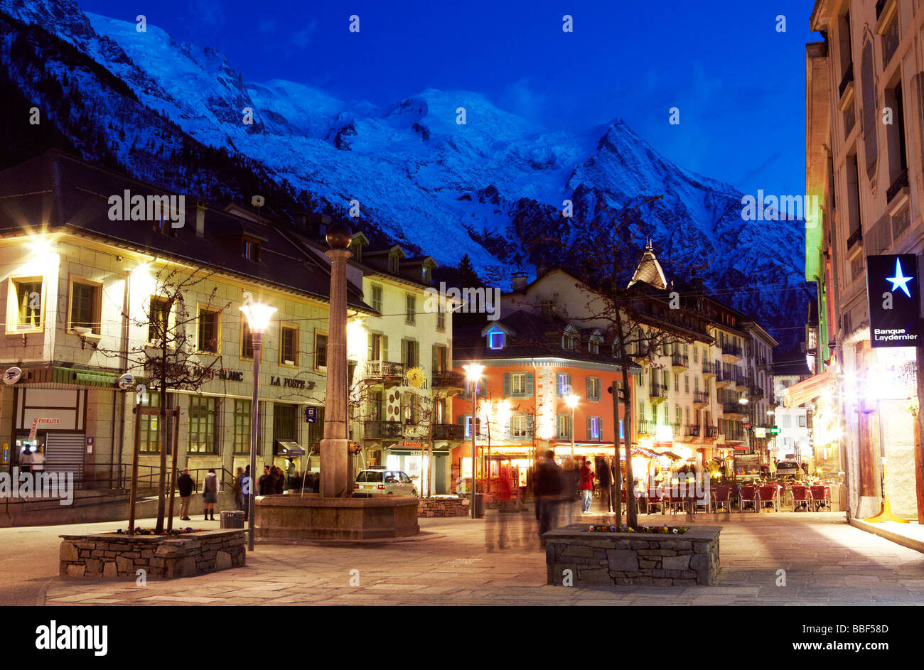 Chamonix città di sera le Alpi francesi Francia Europa Foto Stock