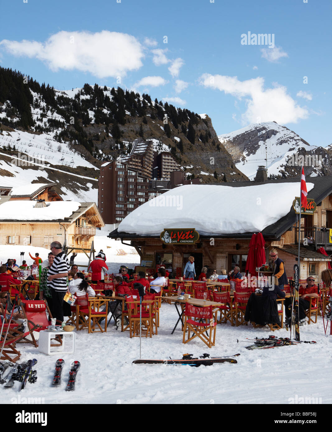 Cafe in Morzine zona sciistica delle Alpi Francesi Francia Europa Foto Stock