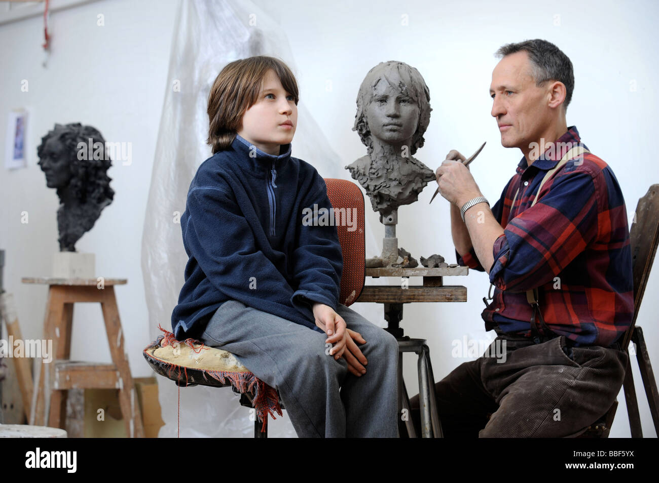 Scultore Mark Richards nel suo studio vicino a Ludlow lavorando su una testa di argilla di suo figlio Gil 2008 Foto Stock
