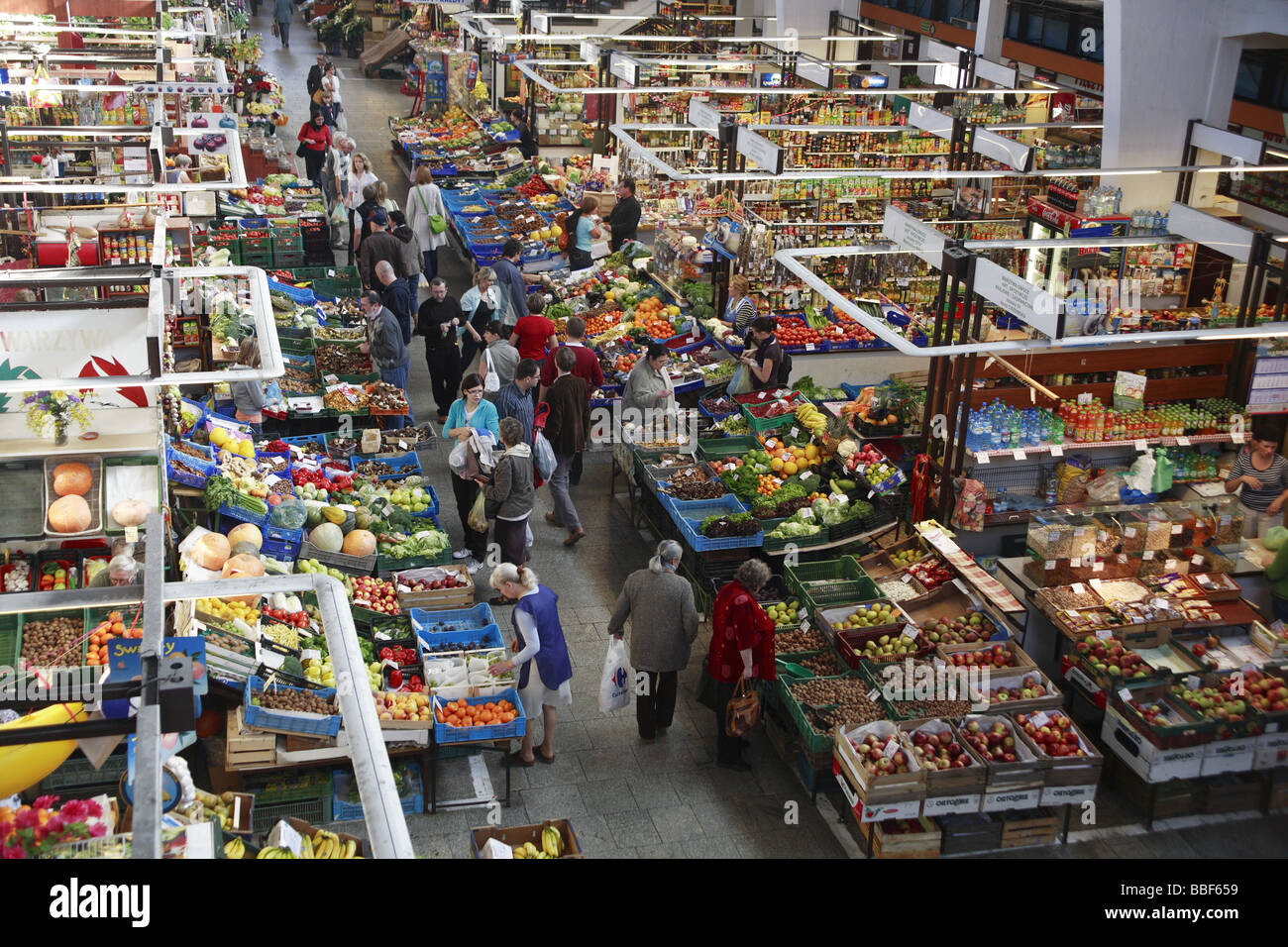 Frutta e verdura stalle al piano terra del mercato Hall (Hala Targowa), Wroclaw, Polonia Foto Stock