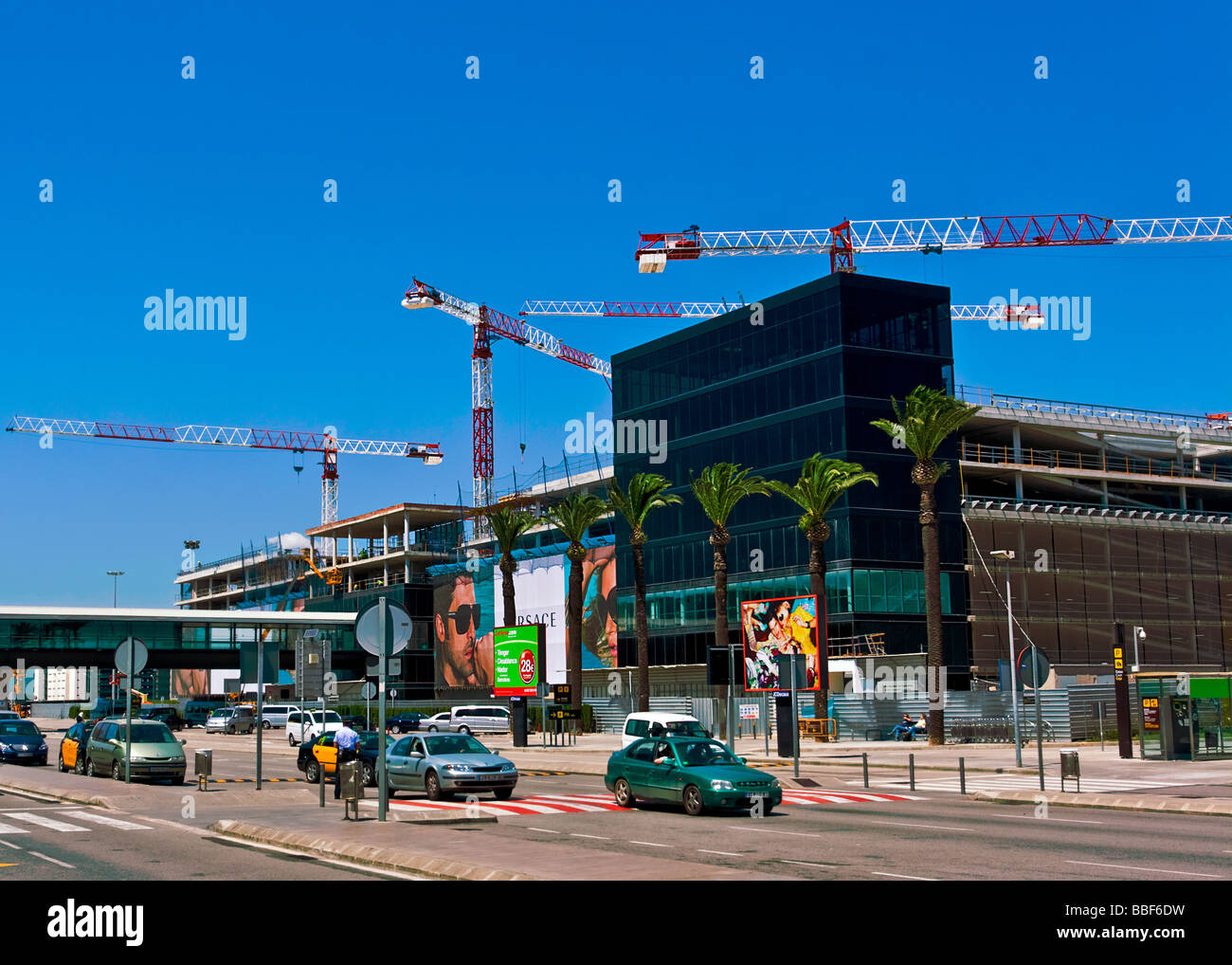 Opere edili, gru e auto all'aeroporto di Barcellona. Foto Stock