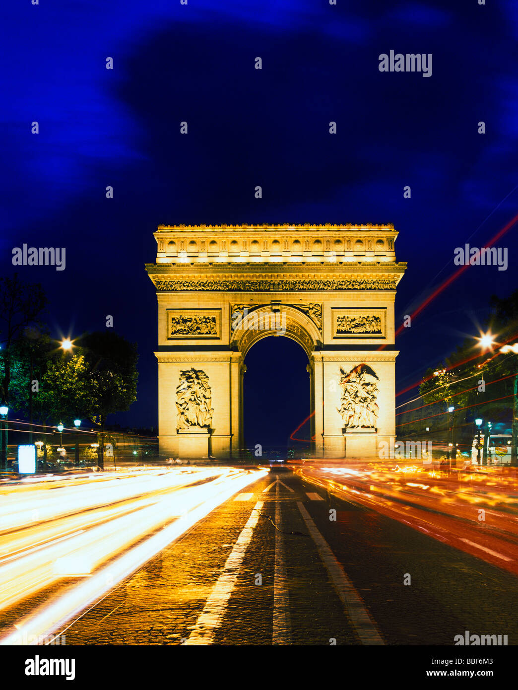 Monumento Arc de triomphe a sera avenue champs elysees parigi francia Foto Stock