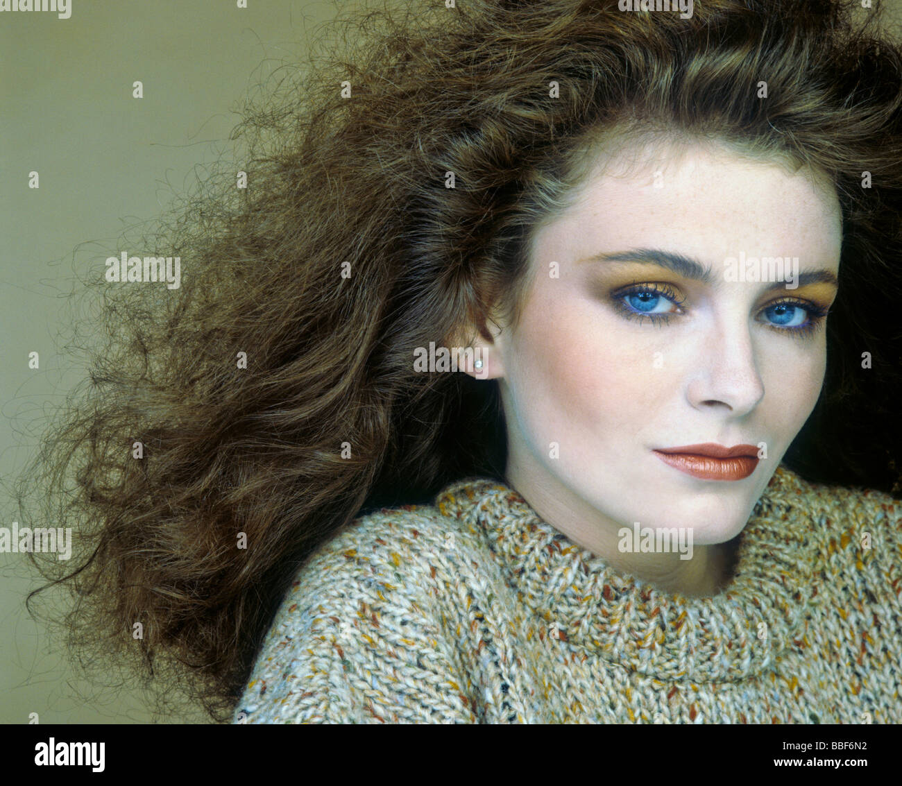 Ritratto di donna con capelli castani e occhi blu Foto Stock