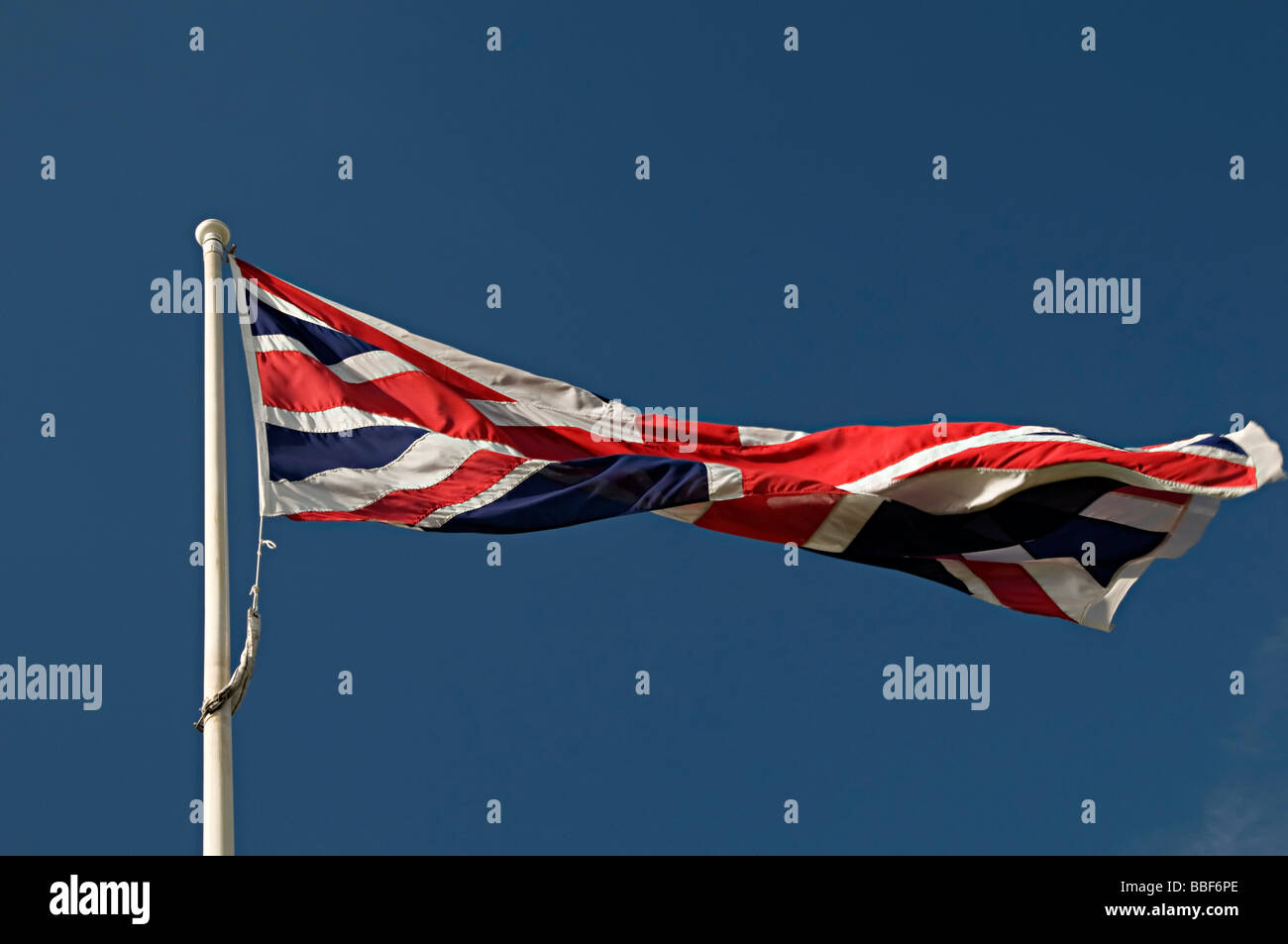 Un union jack flag sventolare nel vento Foto Stock