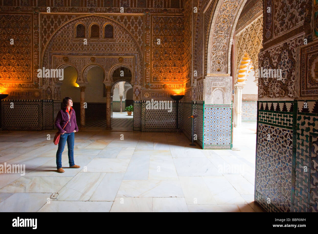 Tourist all'interno di Salon De Los Embajadores a Alcazar di Siviglia Spagna Foto Stock