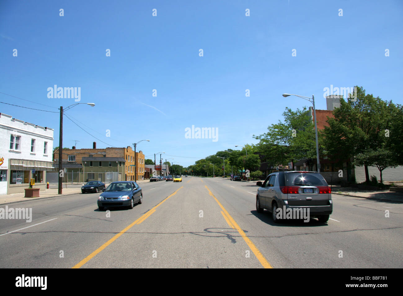 Cars driving lungo Mack Avenue Detroit USA Foto Stock