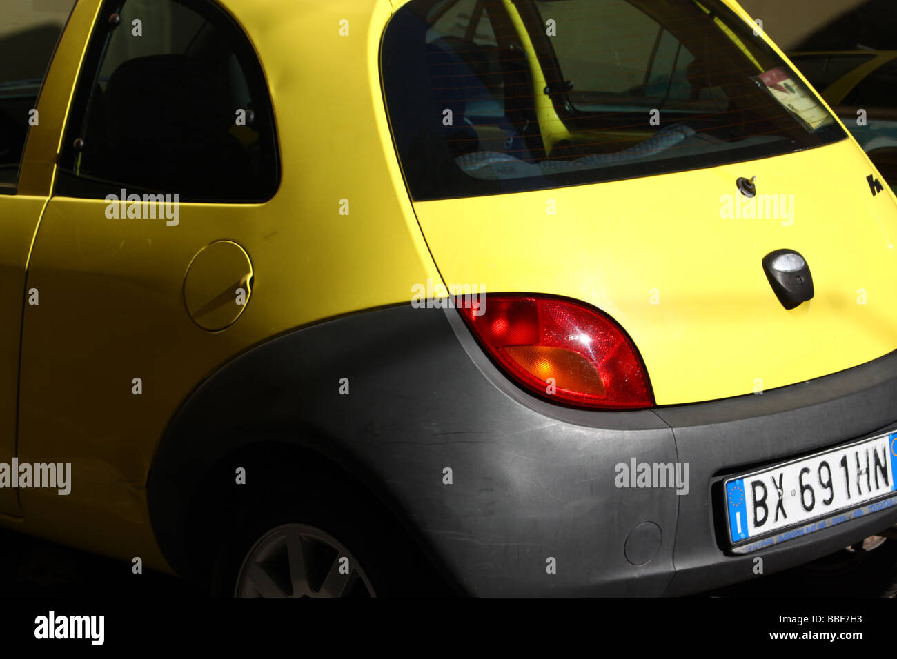 Una Ford Ka parcheggiata in una strada di Roma. Foto Stock