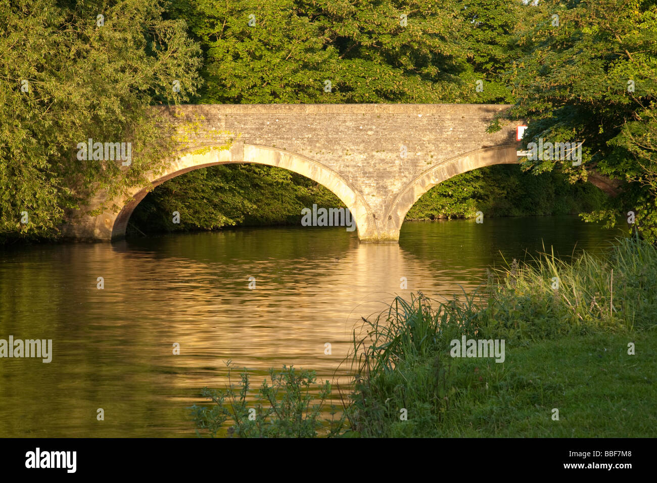 Strada ponte che attraversa il fiume Tamigi a minore Wolvercote vicino a Oxford Regno Unito Foto Stock