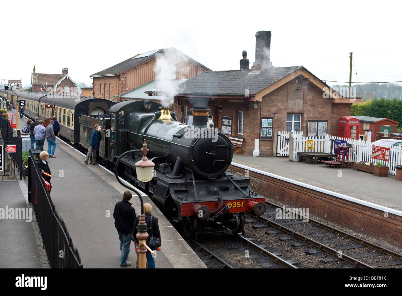 9351 2-6-0 Motore al Vescovo Lydeard Station West Somerset Railway Somerset Foto Stock