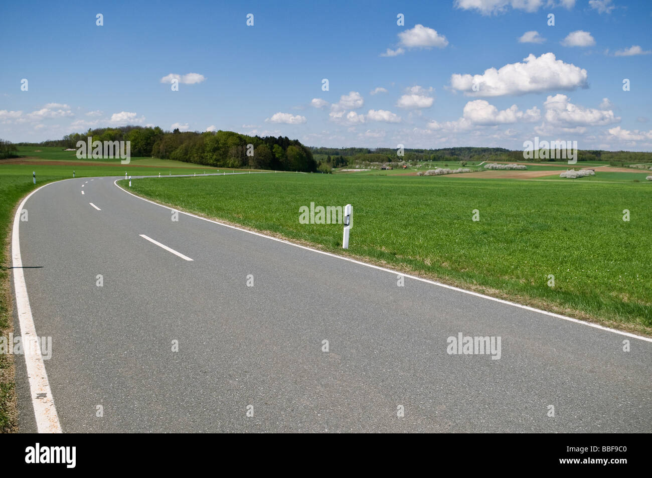 Paese rurale strada attraverso campi di fattoria, Alta Franconia, Baviera, Germania Foto Stock