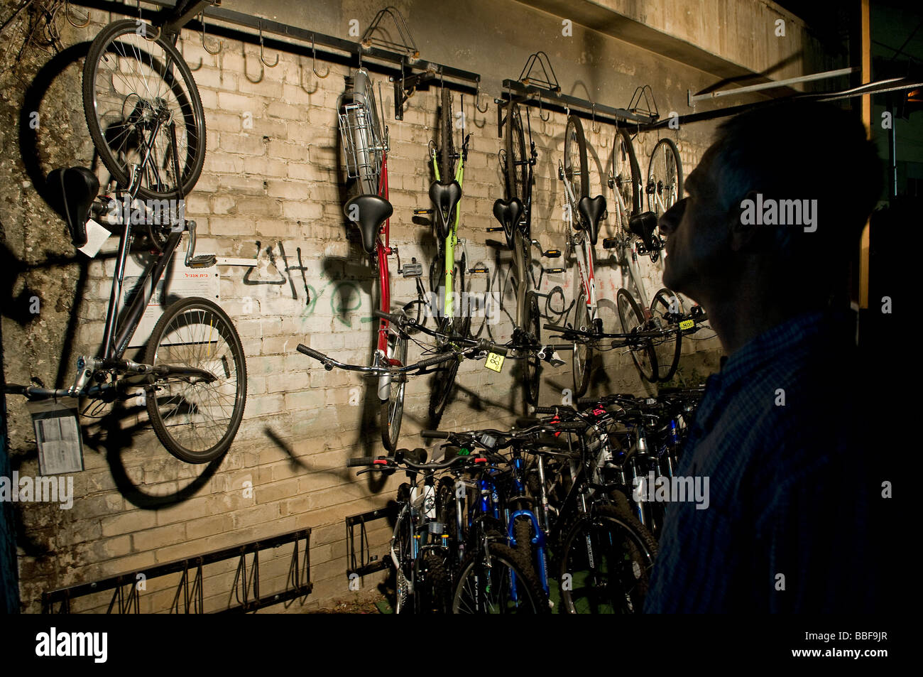 Pedone sorge accanto alla bicicletta parcheggio in Tel Aviv Israele Foto Stock