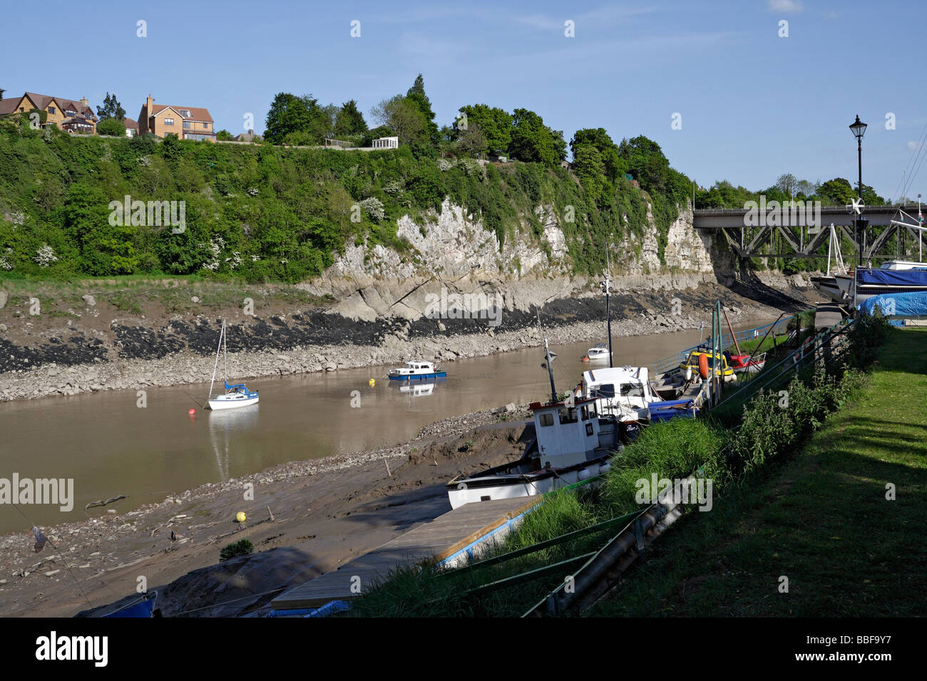 Il fiume Wye con la bassa marea, a Chepstow Wales UK, confine inglese gallese, scogliere calcaree, Foto Stock