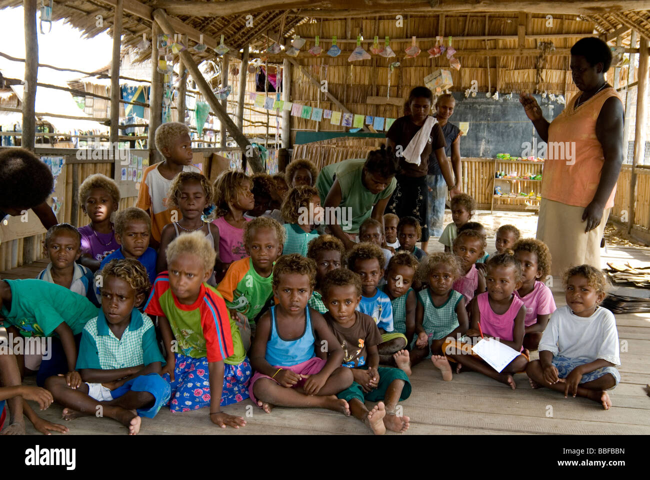 Kindergarten classe nel villaggio Lilisiana , Auki , Malaita , Isole Salomone Foto Stock