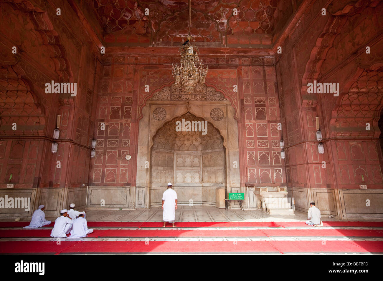 All'interno della Jama Masjid o Moschea del Venerdì nella Vecchia Delhi India Foto Stock