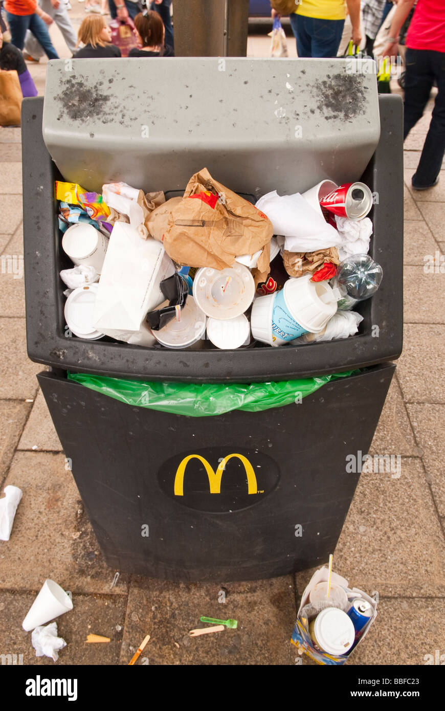 Bidoni spazzatura rifiuti traboccanti pieno immagini e fotografie stock ad  alta risoluzione - Alamy