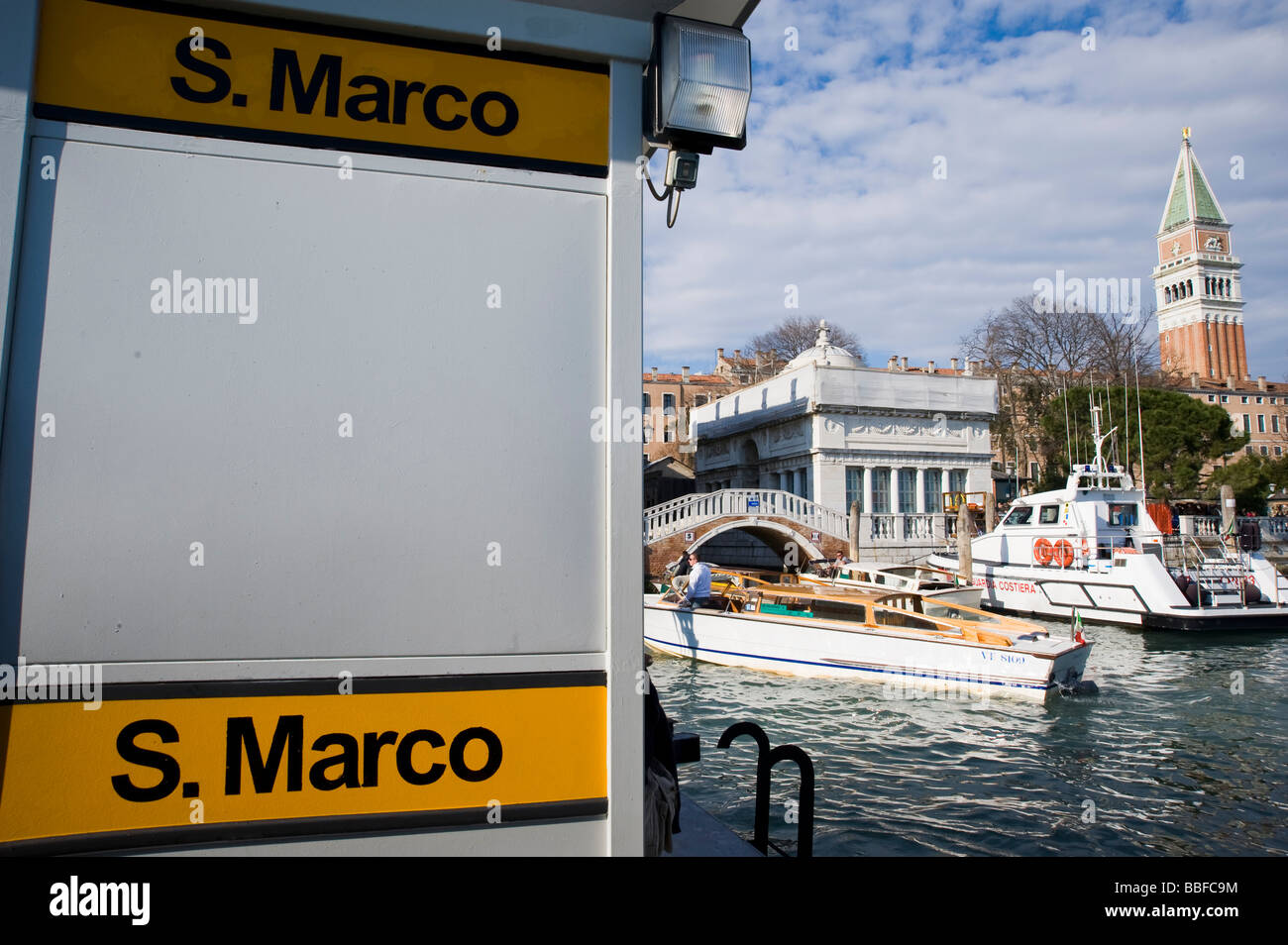 Venezia, barca station San Marco, il Campanile Foto Stock