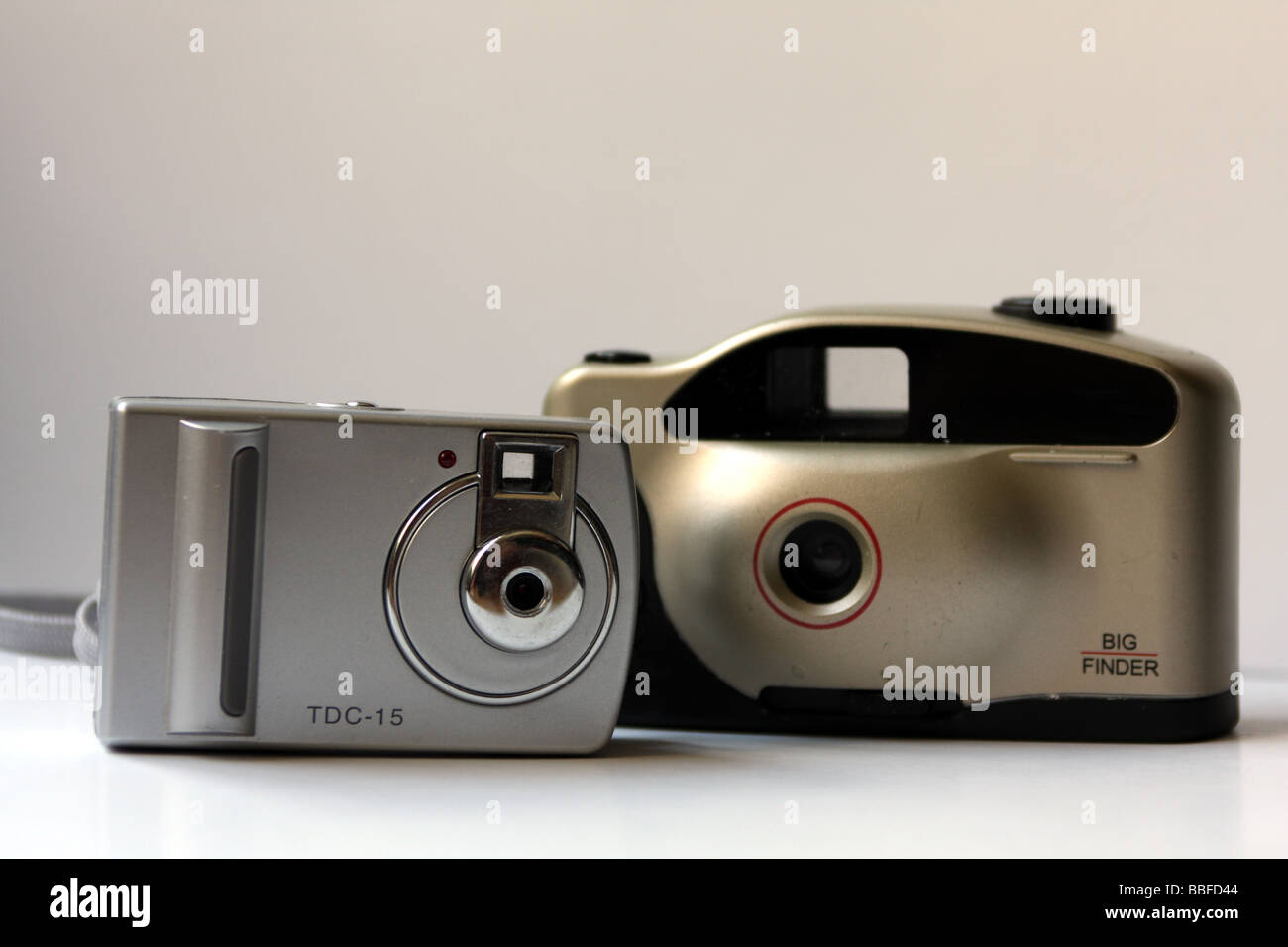 Tasca fotocamera digitale accanto a una tasca tradizionale pellicola 35mm in base fotocamera Foto Stock