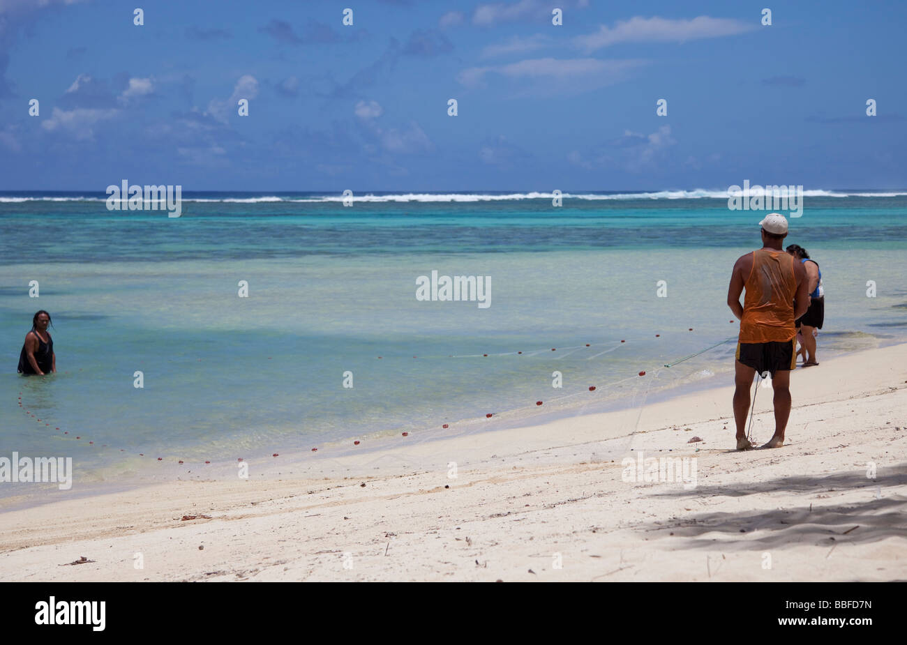 Famiglia polinesiano con attività di pesca nell'Oceano Pacifico - Rarotonga Isole Cook, Polinesia, Oceania Foto Stock