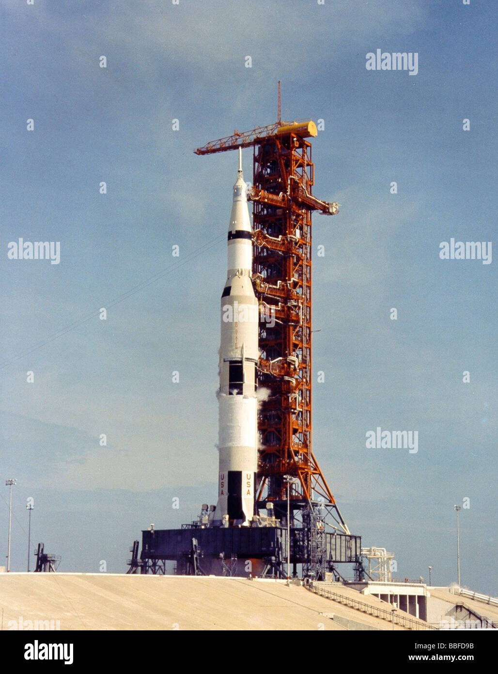 La NASA Saturn V Rocket sulla rampa di lancio Foto Stock