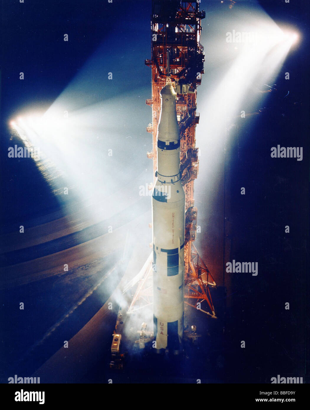 La NASA Saturn V Rocket sulla rampa di lancio bagnata di luci Foto Stock